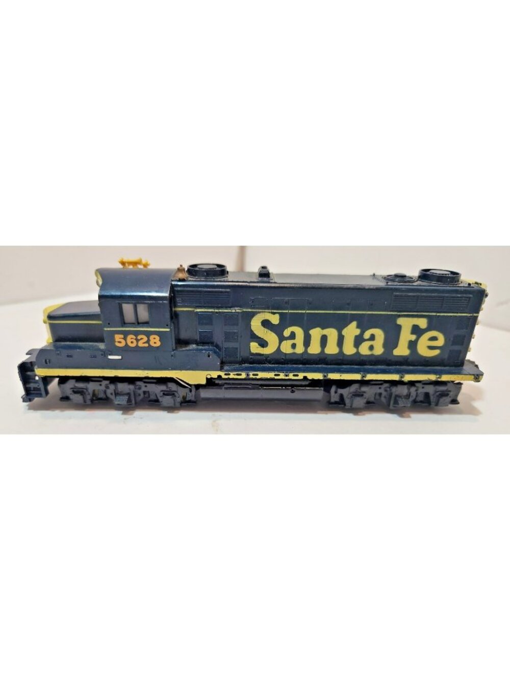 Vtg HO Tyco Mantua Santa Fe #5628 GP-20 Diesel Locomotive